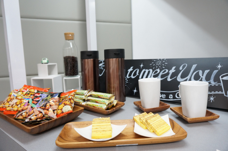 禾場國際芳療學院/當芳療遇見BMW活動報導/依德專屬的咖啡吧 隨時都可以取用點心跟茶飲咖啡