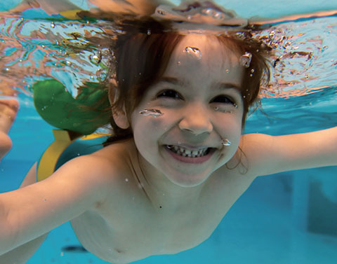 心疼孩子過敏嗎?用澳洲尤加利和檜木對抗塵螨吧 :游泳可訓練過敏兒對溫度、濕度的適應能力