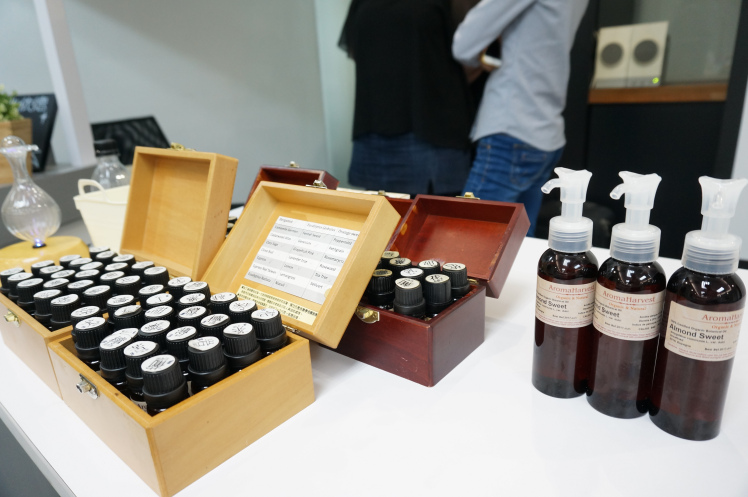 禾場國際芳療學院/當芳療遇見BMW活動報導/教大家如何分辨精油與香精的差異