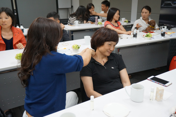 禾場國際芳療學院/當芳療遇見BMW活動報導/朋友互相幫忙~