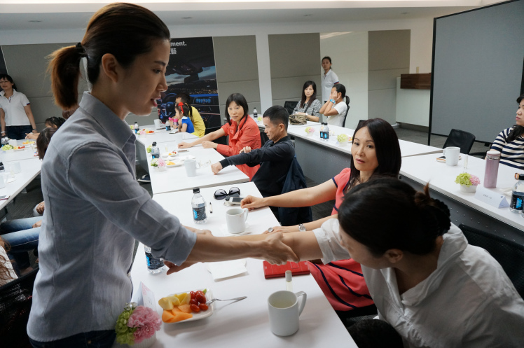 禾場國際芳療學院/當芳療遇見BMW活動報導/尤其是手部的地方特別感受到疼痛感 媽媽們真的都很辛苦啊~