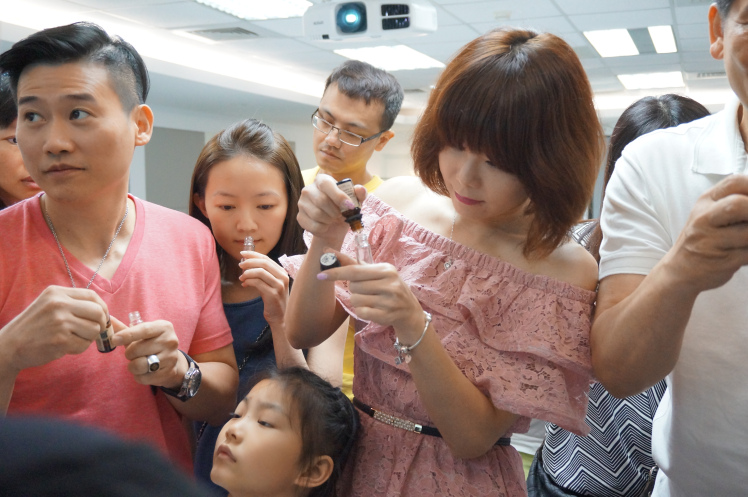 禾場國際芳療學院/當芳療遇見BMW活動報導/大家可以單純選擇自己喜歡的氣味做調和