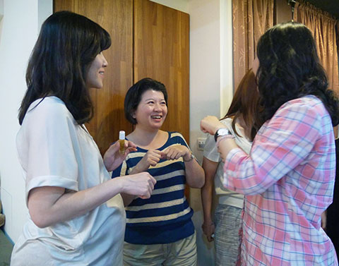 芳療講師最大的成就感 學生們熱情的與彼此互動